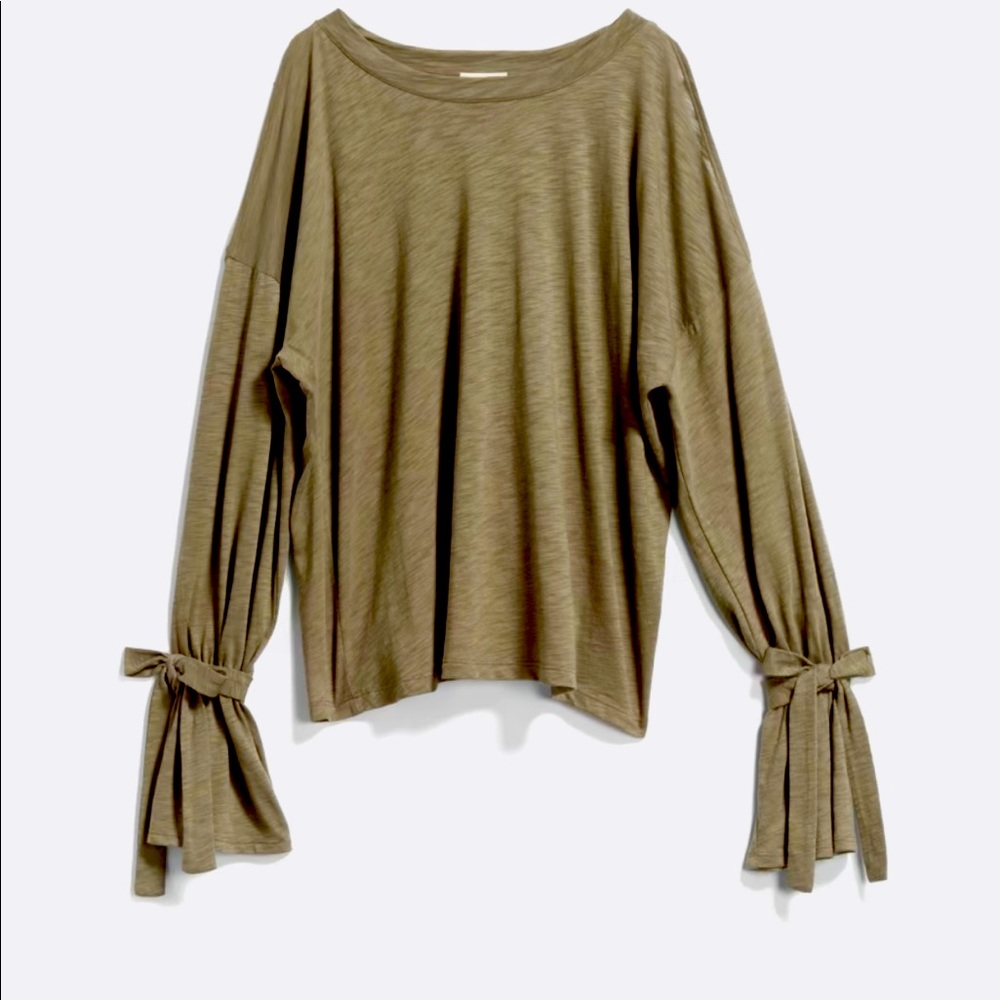 Very cute long sleeve top.